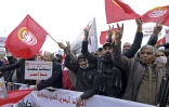 Des manifestants participent à un rassemblement devant le siège de l'Union générale tunisienne du travail (UGTT) lors de la commémoration du 69e anniversaire de l'assassinat de son fondateur Farhat Hached, à Tunis le 4 décembre 2021