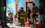 Des pompiers sur les lieux d'un incendie qui s'est déclaré dans une fabrique de costumes de carnaval à Rio de Janeiro, le 12 février 2025 au Brésil
