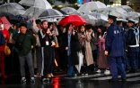 La nouvelle ère impériale Reiwa commmence sous la pluie pour des Japonais massés dans le quartier de Shibuya à Tokyo au moment de la cérémonie d'abdication, le 30 avril 2019.