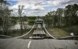 Le pont détruit reliant les villes de Lyssytchansk et Severodonetsk, dans l'est de l'Ukraine, le 23 mai 2022