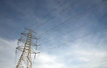 Des pylônes haute tension transportant l'électricité de l'Espagne au Portugal près de la frontière, à Lindoso, au Portugal, le 28 avril 2025