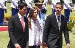 L'opposant vénézuélien Juan Guaido (d) et sa femme Fabiana Rosales arrive au palais présidentiel du Paraguay, le 1er mars 2019 à Asuncion