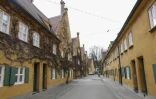 Une rue de la résidence Fuggerei, le 1er avril 2025 à Augsbourg, dans le sud de l'Allemagne