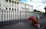 Une activiste anti-avortement manifeste devant le parlement nord-irlandais à Belfast, le 21 octobre 2019
