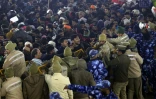 Des membres de la sécurité tentent de contenir les fidèles près des lieux de la bousculade survenue lors du pèlerinage hindou de la Kumbh Mela, le 29 janvier 2025 à Prayagraj en Inde