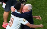 Kylian Mbappe dans les bras de Didier Deschamps après la victoire des Bleus en quart de finale de la Coupe du monde face au Maroc le 9 juillet 2026 à Foxborough