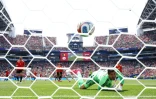 Le gardien belge Thibaut Courtois battu par l'Egyptien Emam Ashour lors du match de coupe du monde Belgique-Egypte lundi Ă Seattle.