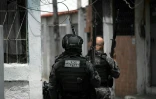 Des membres de la police militaire patrouillent lors d'une opération dans la favela de Vila Cruzeiro, dans le complexe de Penha, à Rio de Janeiro, le 28 octobre 2025 au Brésil