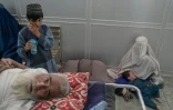 Des patients attendent dans un couloir de l'hôpital Mirwais de Kandahar (Afghanistan), le 27 septembre 2021