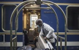 Un employé du Train bleu, célèbre train touristique en Afrique du Sud, le 25 février 2021.