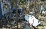 Image prise le 25 août 2022 d'une voiture détruite après une frappe russe dans une gare du village ukrainien de Tchapliné dans la région de Dnipropetrovsk