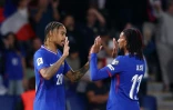 Bradley Barcola (G) et Michael Olise se congratulent après le but inscrit par l'attaquant parisien des Bleus contre l'Islande, en qualification au Mondial-2026, le 9 septembre 2025 à Paris