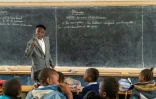 Bayard Kumwimba Dyuba, 84 ans, enseignant depuis 1968 dans sa classe d'une école primaire de Lubumbashi, en RDCongo le 14 février 2022.