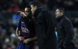Luis Enrique, entraîneur du FC Barcelone, et son milieu de terrain Xavi Hernandez lors d'un match de Coupe du Roi contre l'Atlético Madrid le 8 janvier 2015 à Barcelone