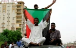 Des Soudanais célèbrent un accord entre militaires et contestation, à Khartoum, le 3 août 2019