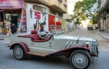 Mounir al-Chandi, un passionné de voitures anciennes, conduit sa Gazelle Mercedes-Benz de 1929, le 5 juin 2023 à Gaza