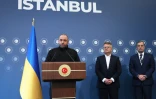 Le ministre ukrainien de la Défense Roustem Oumerov(G) lors d'une conférence de presse le 2 juin 2025 à Istanbul