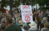 Manifestation pour la défense du Kennedy Center, haut lieu culturel de Washington que le président américain Donald Trump menace de condamner si son nom n'y est pas accolé, le 18 septembre 2026 à Washington