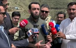 Le ministre pakistanais de l'information, Attaullah Tarar, s'entretient avec les médias lors d'un voyage organisé par le gouvernement à Muzaffarabad, le 5 mai 2025 au Cachemire pakistanais
