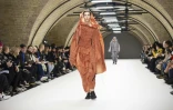 Un mannequin du défilé du designer britannique Craig Green lors de la Fashion week hommes de Londres, le 7 janvier 2019