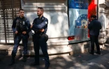 Des policiers montent la garde devant un magasin Swatch fermé lors du lancement de la montre Audemars Piguet Swatch "Royal Pop", le 16 mai 2026 à Paris