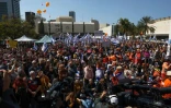 Une foule rassemblée pour rendre hommage à la famille Bibas, sur la "place des otages à Tel-Aviv", le 26 février 2025