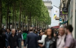 Des personnes marchent sur l'avenue des Champs-Elysées, le 29 avril 2022