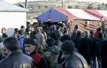 Photo fournie par l'agence officielle syrienne Sana le 11 janvier 2017 montrant des habitants des villages de la région rebelle de Wadi Barada qui attendent de pouvoir quitter la zone