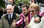 Le jockey Bertrand Lestrade et le couple Gasche-Luc, propriétaire de Docteur du Ballon, le 23 mai 2021