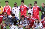 Les Iraniens et leurs adversaires américains posent ensemble avant de disputer un match de Coupe du monde à Lyon, le 21 juin 1998
