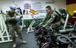 es casques bleus espagnols de la Force intérimaire des Nations Unies au Liban (Finul), à la salle de gym dans leur base dans le sud du Liban, le 23 août 2023