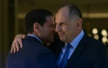 Le chef de la diplomatie américaine Marco Rubio, à gauche, salue son homologue grec Giorgos Gerapetritis, le 7 octobre 2026, à Athènes en Grèce