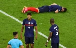Benjamin Pavard à terre après son choc avec le défenseur allemand Robin Gosens à l'Euro le 15 juin 2021 à Munich