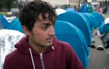Un migrant au milieu de tentes installées le 29 octobre 2016 à Paris