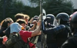 Face-à-face entre lycéens et policiers antiémeute, le 1er octobre 2026 à Aubervilliers, dans le nord de Paris 