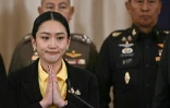 La Première ministre thaïlandaise Paetongtarn Shinawatra (c), entourée de hauts commandants de l'armée thaïlandaise et de ministres du gouvernement, présente des excuses lors d'une conférence de presse à Bangkok, le 19 juin 2025