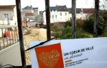 Une friche avec un panneau annonçant la rénovation du centre-ville de Château-Thierry, le 15 février 2023, une ville qui a mis en place le plan Zéro artificialisation nette (ZAN) pour limiter l'artificialisation des sols
