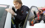 La pilote allemande Jutta Kleinschmidt lors d'un contrôle technique sur le Dakar, le 6 janvier 2007 à Lisbonne