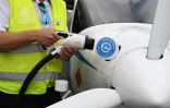 Un pilote branche un avion électrique Velis Electro, fabriqué par le slovène Pipistrel, à Guipavas, le 11 juin 2021