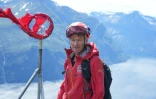 Le géologue Lars Harald Blikra pose sur la montagne Åkerneset à Stranda, en Norvège, avec le fjord de Geiranger en arrière-plan, le 25 juin 2024