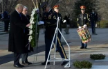 Donald Trump et Mike Pence lors de la cérémonie au cimetière national d'Arlington pour rendre hommage aux anciens combattants, le 19 janvier 2017 à Arlington