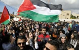 Des Arabes israéliens brandissent un drapeau palestinien lors d'une manifestation contre le plan de paix américain, à Baqa al-Gharbiya, le 1er février 2020