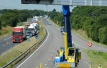 Démantèlement d'un pont routier, mis en place pour collecter l'écotaxe, le 23 juin 2014 près de Prinquiau, sur la N171 entre Nantes et Saint-Nazaire