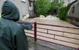 Un habitant regarde l'eau monter sur un pont Ă Boulay, en Moselle, le 17 mai 2024