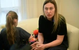 Lia Grouzdova, évacuée de Belgorod avec ses trois enfants, lors d'une interview avec l'AFP dans une chambre d'hôtel où ils sont hébergés, le 11 janvier 2024 à Stary Oskol