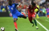 Moussa Sissoko avec les Bleus contre Renato Sanches du Portugal en finale de l'Euro, le 10 juillet 2016 au Stade de France