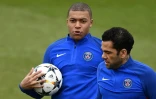 Kylian MBappe et Dany Alves, le 4 mars 2018 lors d'une séance d'entraînement à Saint-Germain-en-Laye