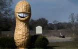 Une statue de cacahuète avec le sourire de Jimmy Carter à Plains (Géorgie), le 20 février 2023 