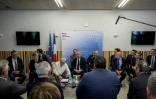 Le Premier ministre François Bayrou (c) et le préfet du Cantal, Philippe Loos (c,d) rencontrent les maires du département lors d'une réunion sur les déserts médicaux, le 25 avril 2025 à Aurillac