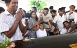 Des proches pleurent devant le cercueil d'une victime des attentats lors de funérailles à l'église Saint-Sébastien de Negombo au Sri Lanka, le 23 avril 2019